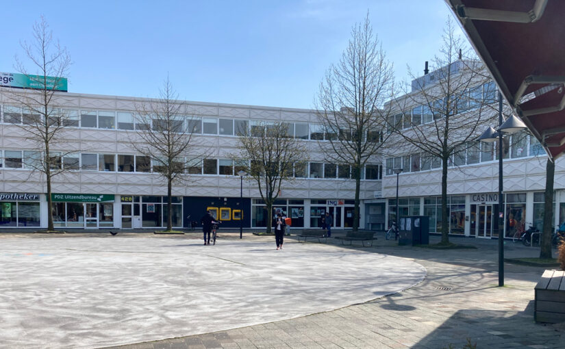 Bij ons, op dat doodsaaie Plein…
