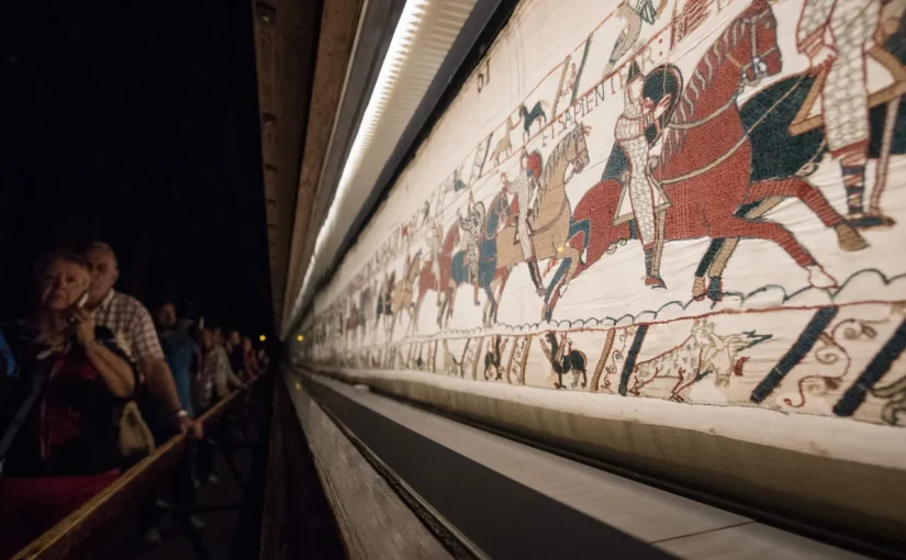 De slag om de vraag ‘Waar is Willy?’ ontvouwt zich verder bij het penistellen op het Tapijt van Bayeux