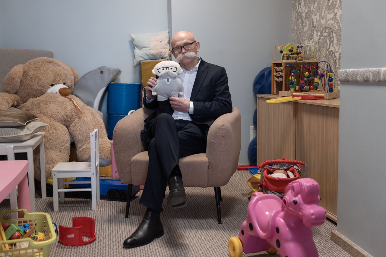 Hotelier Wladyslaw Grochowski in zijn hotel in Warschau.