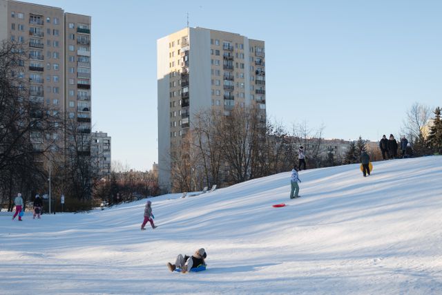 Kinderen in Warschau spelen en sleeën in de sneeuw.